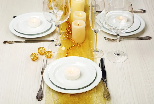 Beautiful holiday table setting in white and gold color — Stock Photo, Image