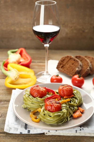 Leckere Pasta mit Paprika, Karotten und Tomaten auf Holztischhintergrund — Stockfoto