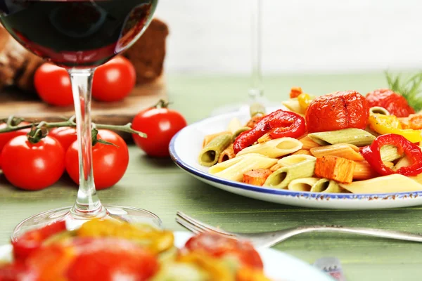 Nudelsalat mit Paprika, Karotten und Tomaten auf Holztischhintergrund — Stockfoto