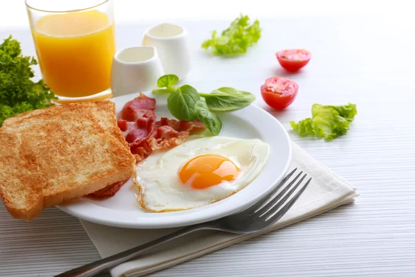 Pastırmalı yumurta renk ahşap masa ve beyaz arka plan üzerinde — Stok fotoğraf