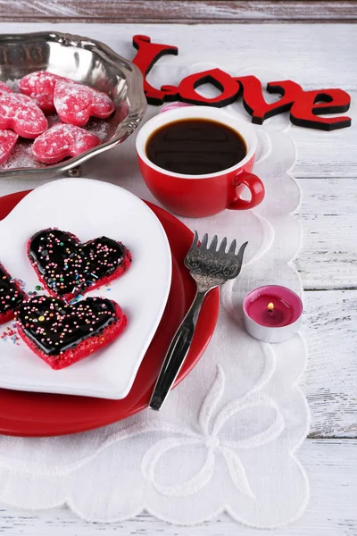 Romantische Stilleven met cookies in de vorm van hart op houten planken achtergrondkleur — Stockfoto