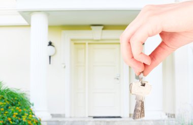Evin arka plan, gayrimenkul kavramı üzerinde elinde anahtar