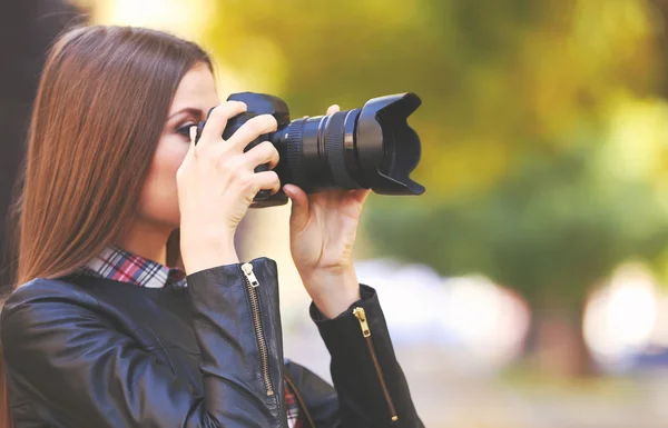 Jonge fotograaf fotograferen buiten — Stockfoto