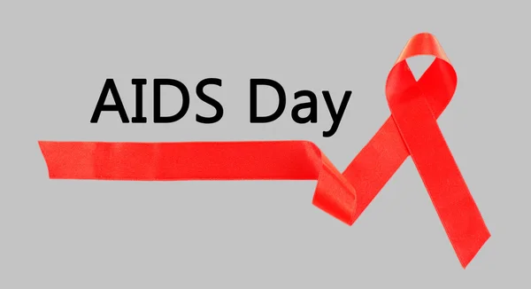 Κορδέλα του Aids κόκκινο σε γκρι φόντο — Φωτογραφία Αρχείου