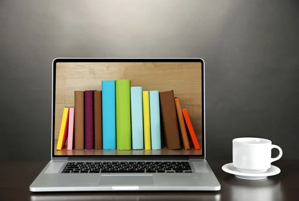 Concept d'apprentissage en ligne. Bibliothèque numérique - livres à l'intérieur ordinateur portable — Photo