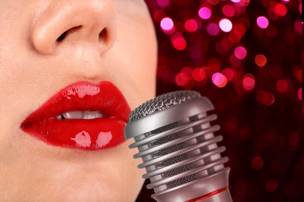 Femme avec lèvres rouges et microphone rétro — Photo