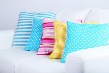 Kanepe ile renkli yastıklar
