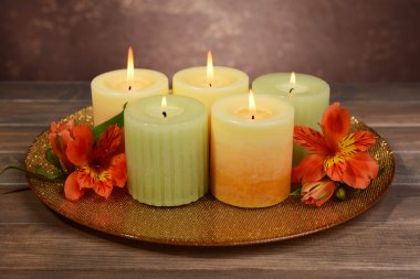 Güzel mumlar ile masaya kahverengi zemin çiçek