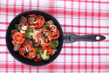 Kızarmış yabani mantar