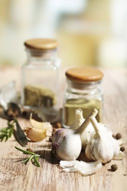 çiğ sarımsak ve baharat