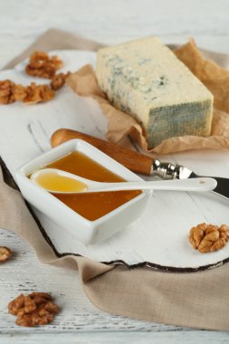 Mavi peynir ile natürmort