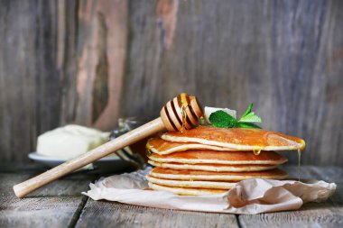 Ballı krep yığını