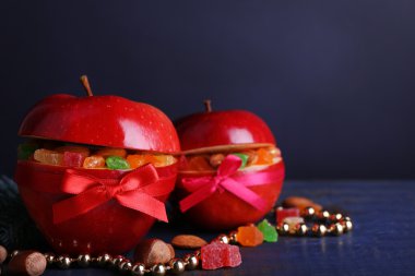 Kırmızı elma kurutulmuş meyveler ile doldurulmuş