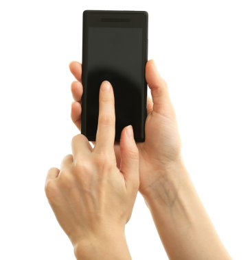 Eller akıllı telefonu tutuyor.