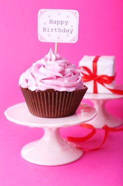 Üstünde yazı olan lezzetli kek.