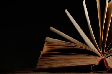 Işık ile açık kitap