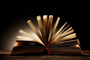 Işık ile açık kitap