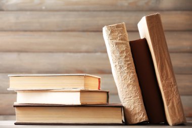 Ahşap plakalar arka plan üzerinde kitap yığını