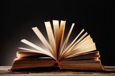 Işık ile açık kitap