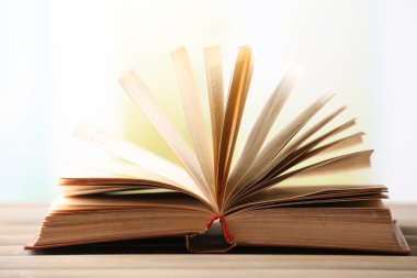 Bulanık parlak zemin üzerine açık kitap