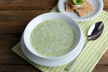 Kabın içinde salatalık çorbası