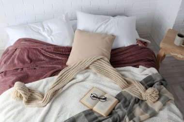 Kitap ve yatak yakın çekim gözlük