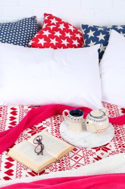 Kitap ve yatak yakın çekim çay