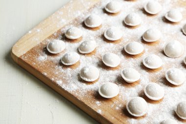 Tablo yakın çekim üzerinde kesme tahtası üzerinde çiğ köfte