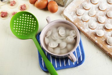 Mutfakta çiğ ve pişmiş köfte yakın çekim