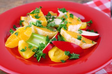 Waldorf salatası masada plaka üzerinde turuncu yakın çekim