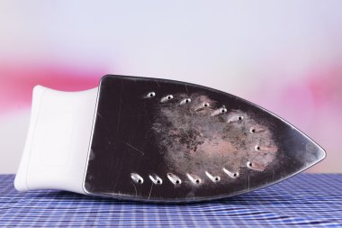 Yanmış işareti bulunan yassı demir