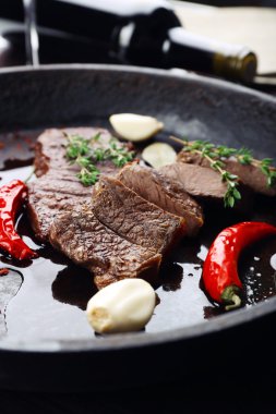 Biftek tavada masada yakın çekim