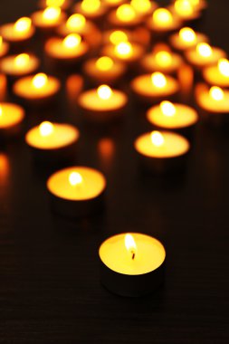 Kara günü yanan mumlar