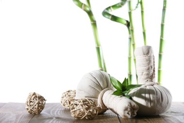 Spa sıkıştır topları beyaz izole bambu sopayla