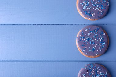 Üç renk ahşap plakalar arka plan üzerinde sırlı Çerezler yuvarlak