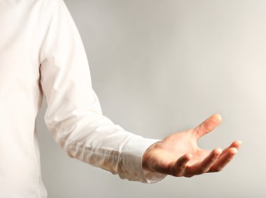 Bir şey gri arka plan üzerinde gösterilen işadamı