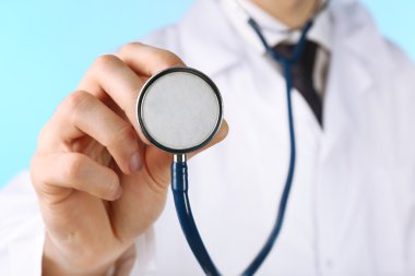 Erkek doktor stetoskop ile çalışma