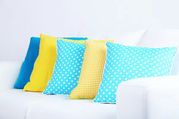 Kanepe ile renkli yastıklar — Stok fotoğraf