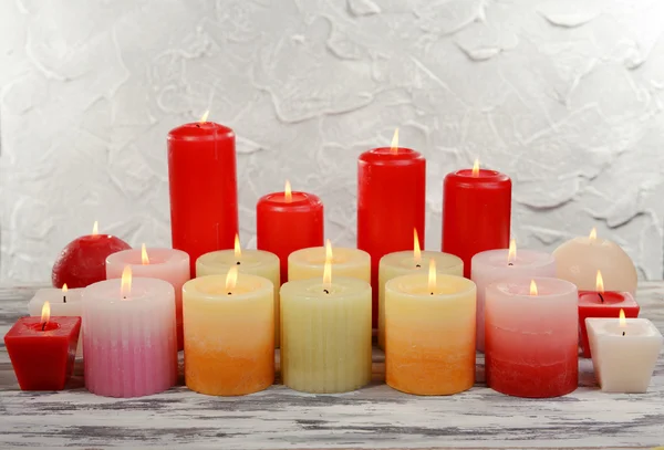 Piękne świece na stole — Zdjęcie stockowe