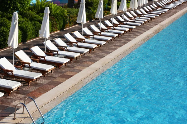 Lounge solstolar nära pool — Stockfoto