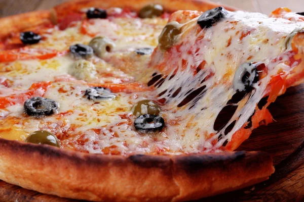 Pizza au fromage à bord — Photo