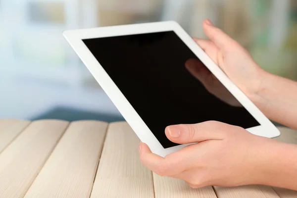 Hand met behulp van tablet Pc — Stockfoto