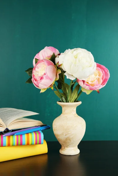 Samenstelling op Bureau met boeken — Stockfoto