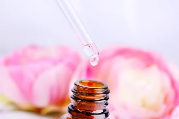 Garrafa conta-gotas de perfume — Fotografia de Stock