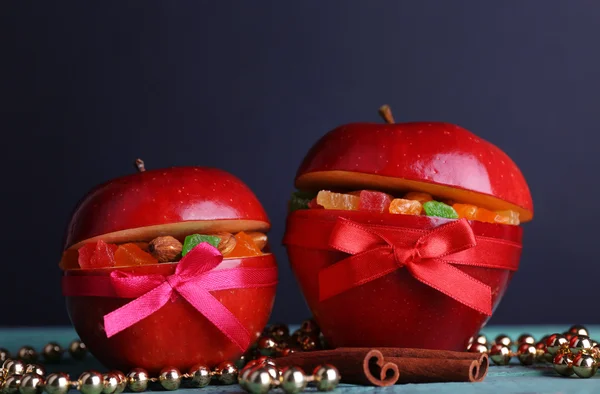 Manzanas rojas rellenas de frutos secos — Foto de Stock