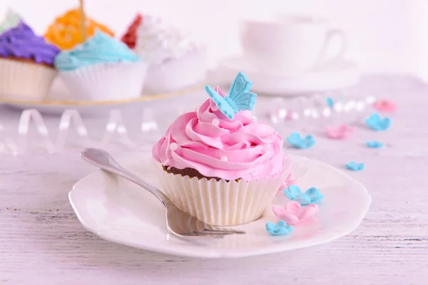 Heerlijke cupcake op tafel — Stockfoto