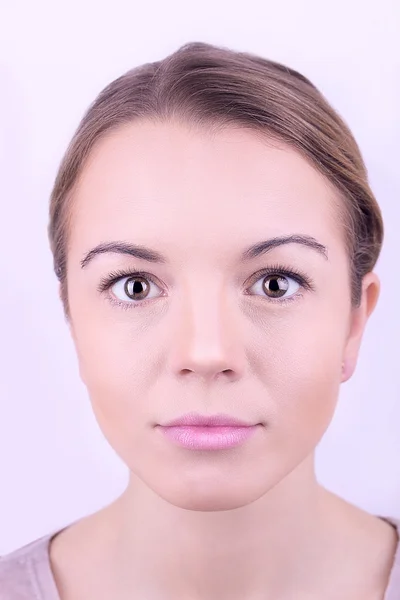 Make-up auf das weibliche Gesicht, isoliert auf weiß — Stockfoto