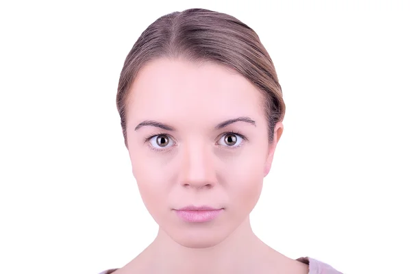 Appliquer le maquillage sur le visage féminin, isolé sur blanc — Photo