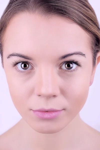 La aplicación de maquillaje en la cara femenina, sobre fondo blanco — Foto de Stock