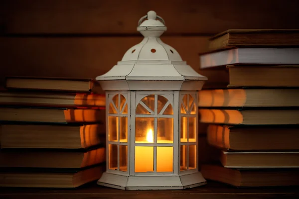 Livros e lanterna decorativa — Fotografia de Stock